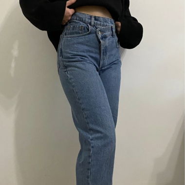 Jean mom bleu clair Taille Haute bouton décalé 