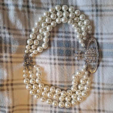 Collier imitation Vivienne Westwood de perles 