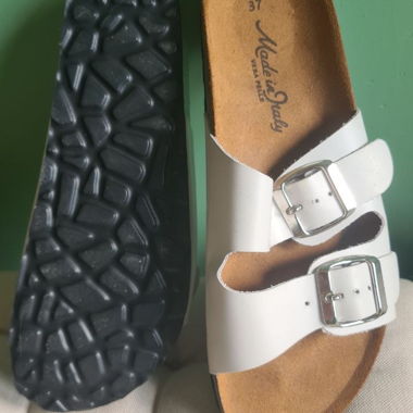 Sandali bianchi con fibbie
