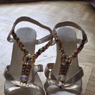 Beige Keilsandalen und Verschiedenes