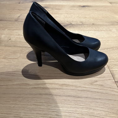 Schwarze klassische Pumps