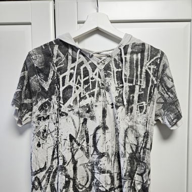 T-shirt mit Kapuze 