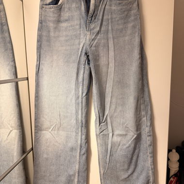 Wide-Leg Jeans