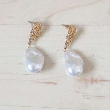 Pearl Earrings in Gold Tone