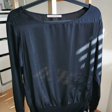 Feiner schwarzer Blusenpullover