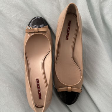 Prada Pumps mit Schleife in Beige/Schwarz