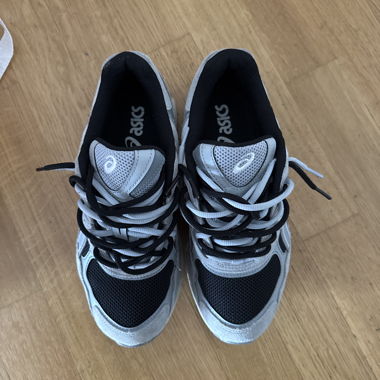 ASICS Sneaker in Schwarz und Grau
