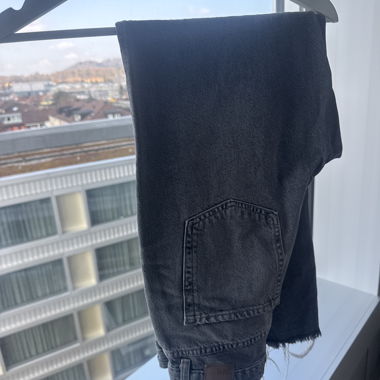 Graue Zara-Jeans