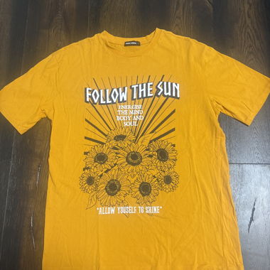 T-shirt giallo con fiori