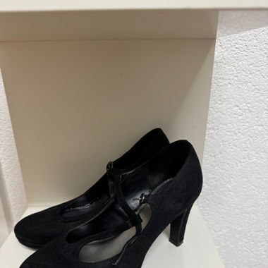 high heels in schwarz