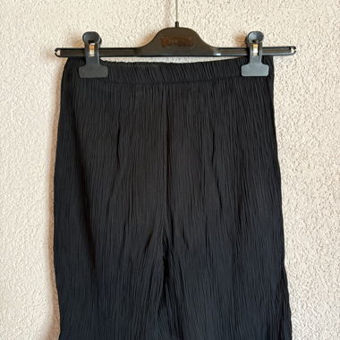Schwarze Plissee-Shorts