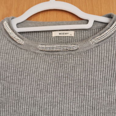 Abito in maglia grigio con pietre decorative