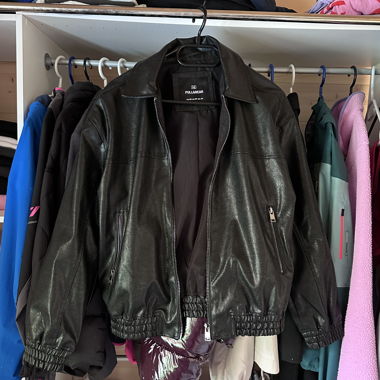Schwarze Kunstlederjacke