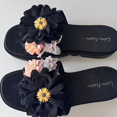 Sandali neri con fiori e plateau
