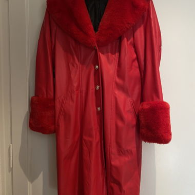 Manteau en cuir rouge