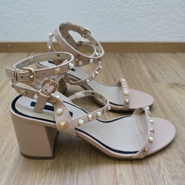 Beige Sandaletten mit Blockabsatz und Nieten