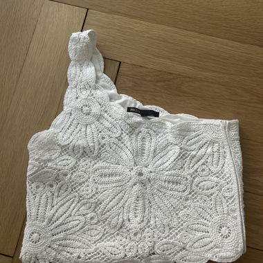 Haut court en dentelle blanche