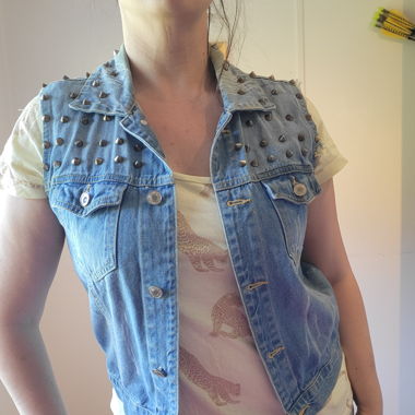 Jeansweste mit Nieten