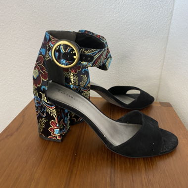 Sandales à talon avec motif floral coloré