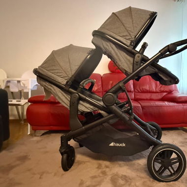 Kinderwagen und Babywippe
