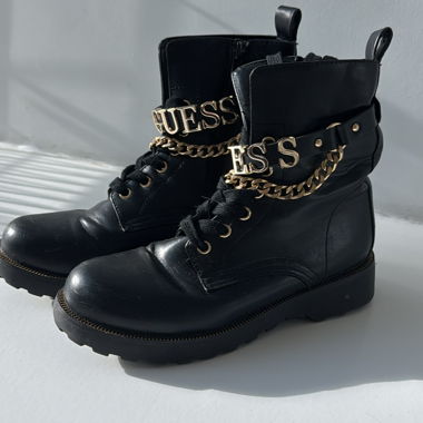 Schwarze Stiefel von GUESS