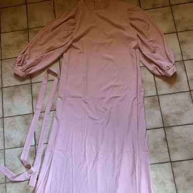 Longue robe rose avec une ceinture/ruban
