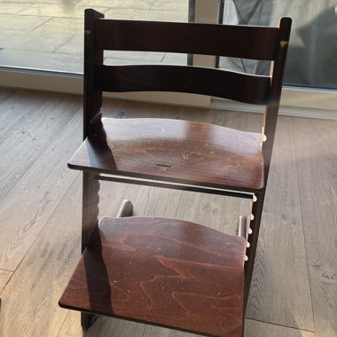 Höhenverstellbarer Kinderstuhl aus dunklem Holz