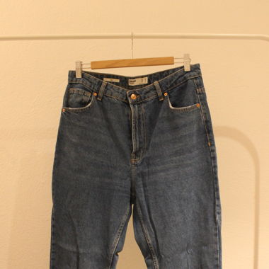 Jean bleu denim, mom fit, rarement porté