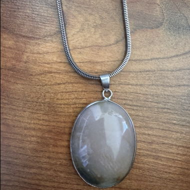 Collier pendentif ovale