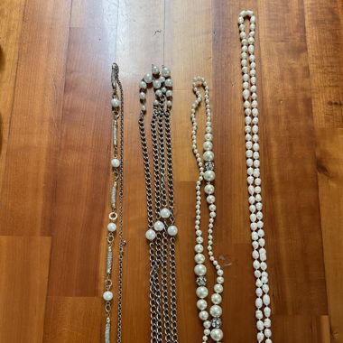 4 pearl necklaces 