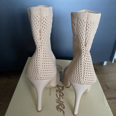 Stivaletti peeptoe beige con tacco