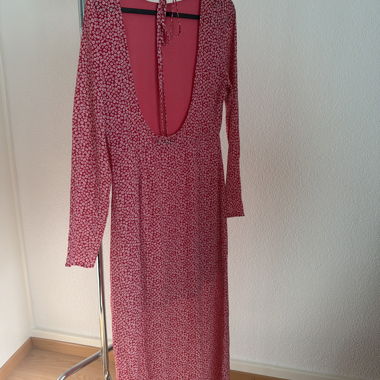 Rotes Blumenkleid mit tiefem Rückenausschnitt