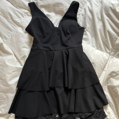 Schwarzes mehrlagiges Mini-Kleid mit Spitzenabschluss