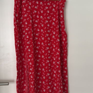 Jupe midi rouge à fleurs