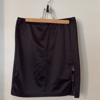 Jupe noire courte satinée fente chaîne