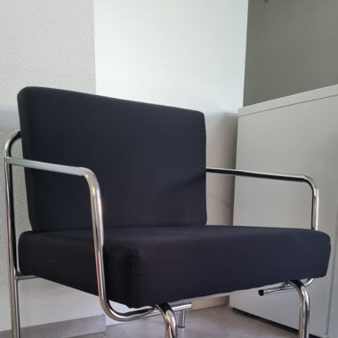 Fauteuil minimaliste noir – excellent état