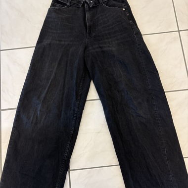 Schwarze Jeans mit weitem Bein