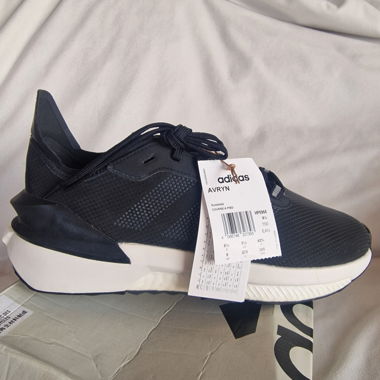 Adidas AVRYN - Gr. 42 2/3 - Neu mit Etikett
