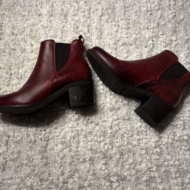 Stivaletto rosso con motivo serpente