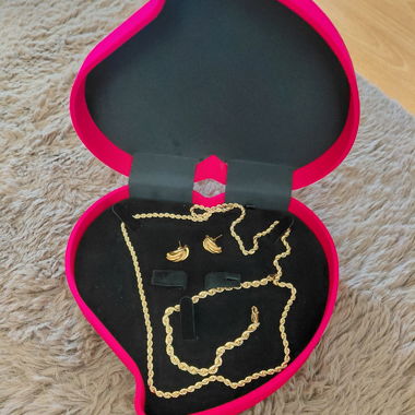 Set di catena dorata con orecchini e bracciale