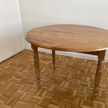 Tavolo rotondo in legno massiccio, antico