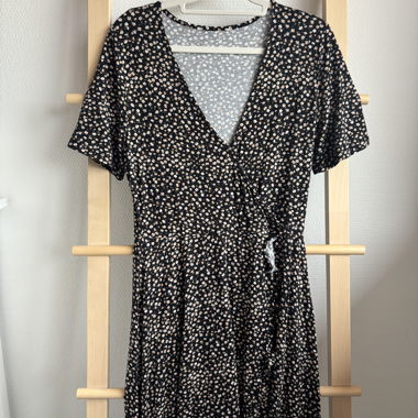Geblümtes Kleid 