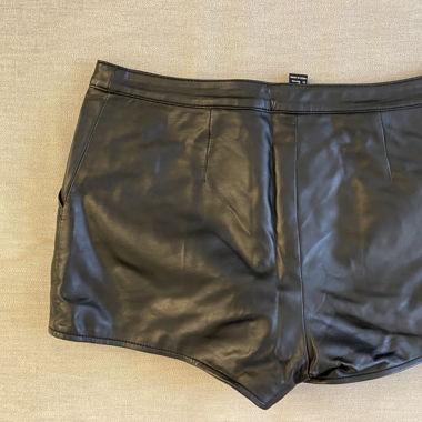 Shorts in Lederoptik