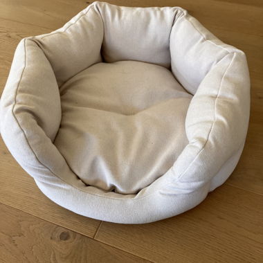 Panier rond beige pour animaux avec coussin