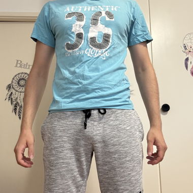 T-shirt grafica blu