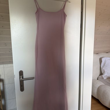 Robe à fines bretelles rose Bershka (dupe de Skims)