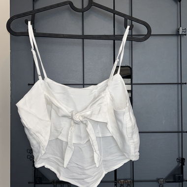 Weisses Top mit Knoten