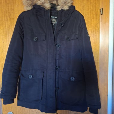 Schwarzer Parka mit Fellkragen