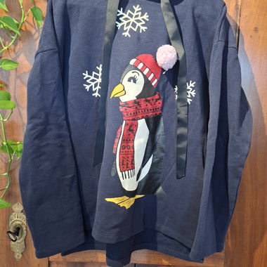Dunkler Hoodie mit Pinguinprint