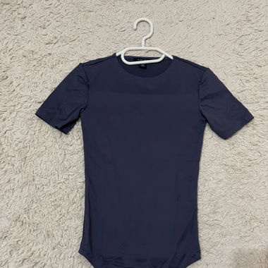 Kurzarm Body in Graublau